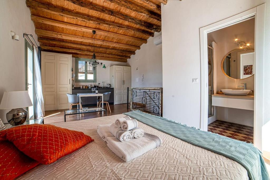 ein Schlafzimmer mit einem großen Bett mit Handtüchern darauf in der Unterkunft Scala 70° Attico Esclusivo in Caltagirone
