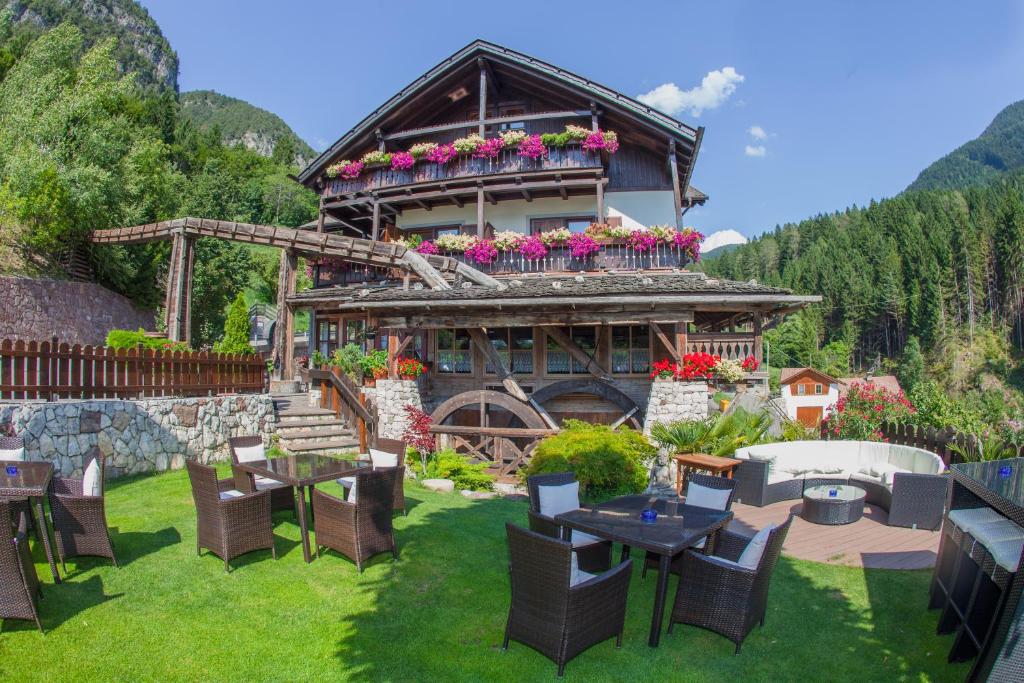 a house with a table and chairs in the yard at Zur Mühle Wohlfühloase in Trodena