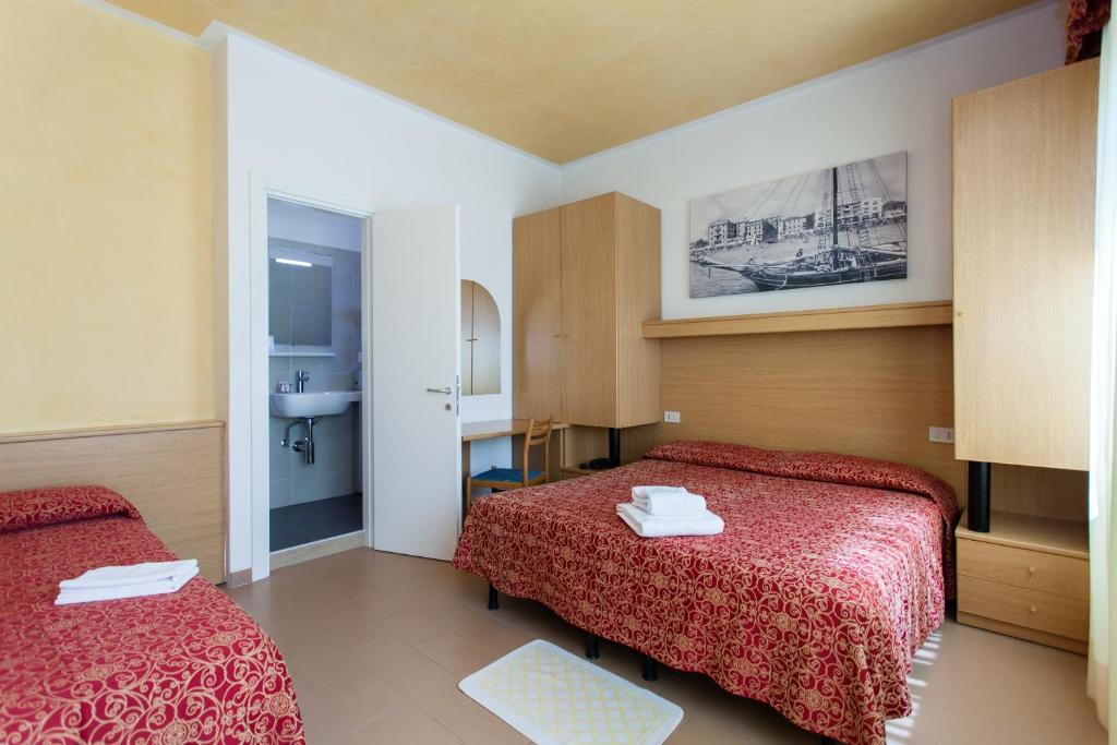 Habitación de hotel con 2 camas y lavamanos en Hotel Al Mare, en Lido di Jesolo