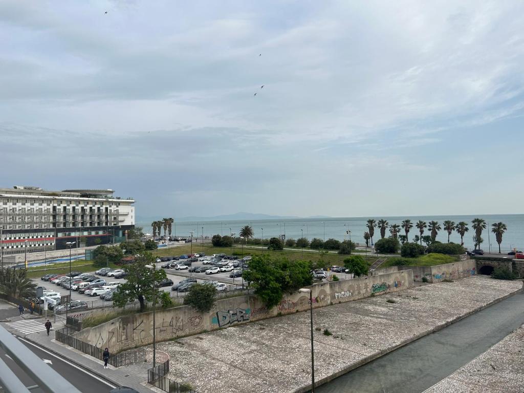 - une vue sur un parking à côté de l'océan dans l'établissement ViVa House Salerno, à Salerne