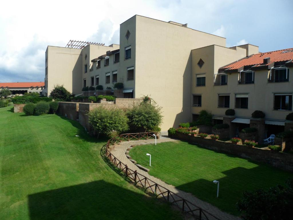a view of the courtyard of a building at Appartamento 109 - Multiproprietà I Boboli BC in Punta Ala