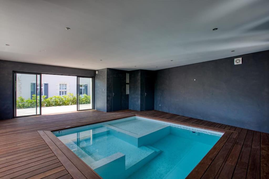 - une grande piscine au milieu d'une pièce dans l'établissement Maison du Cours d'eau à Sarlat avec SPA, à Sarlat-la-Canéda