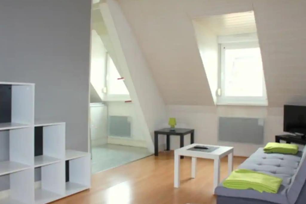 - un salon avec un canapé et une table dans l'établissement Lumineux F2 proche GARE TGV, à Mulhouse