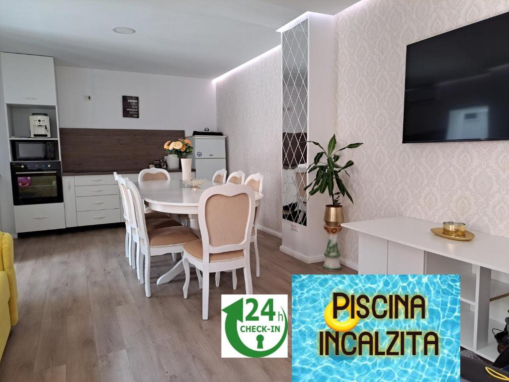 a kitchen and dining room with a table and chairs at Bob Residence & pool in Cluj-Napoca