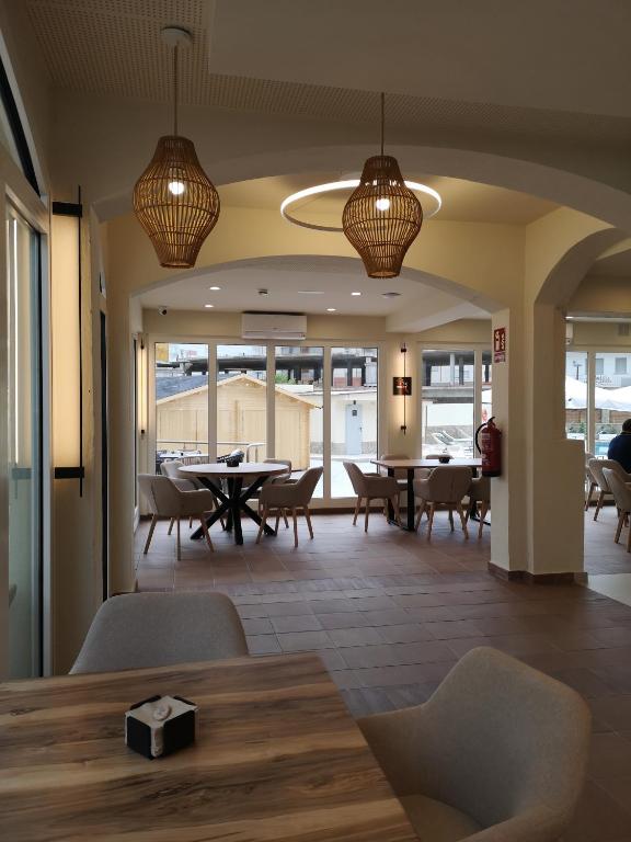 Um restaurante ou outro lugar para comer em Hotel Coral Boutique by gaiarooms