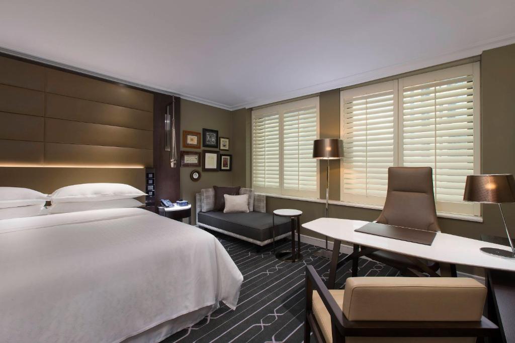 Postel nebo postele na pokoji v ubytování Sheraton Grand Sydney Hyde Park