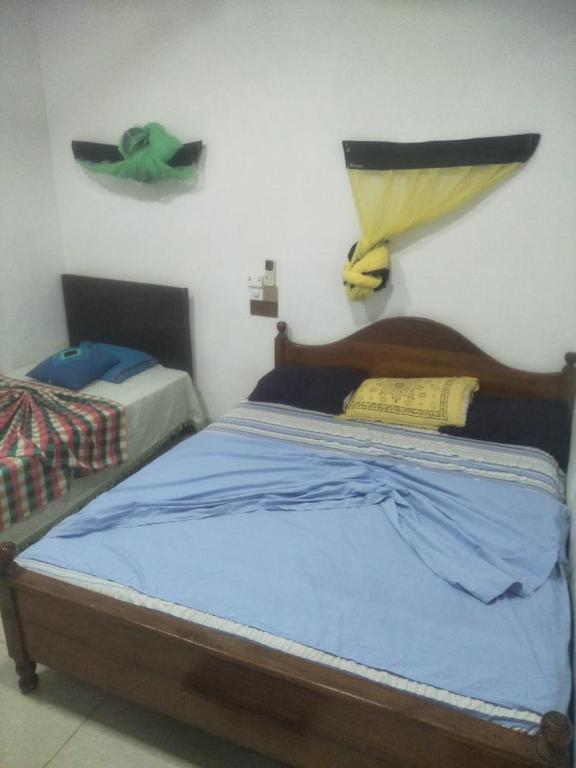 Postel nebo postele na pokoji v ubytování Bathiya Tourist Guest Anuradhapura