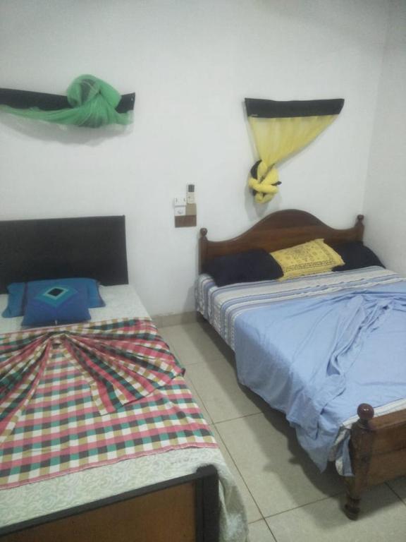 Postel nebo postele na pokoji v ubytování Bathiya Tourist Guest Anuradhapura