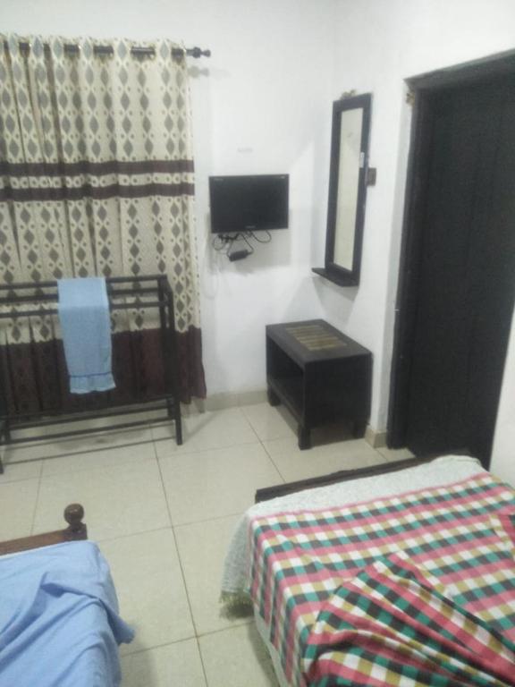 Postel nebo postele na pokoji v ubytování Bathiya Tourist Guest Anuradhapura