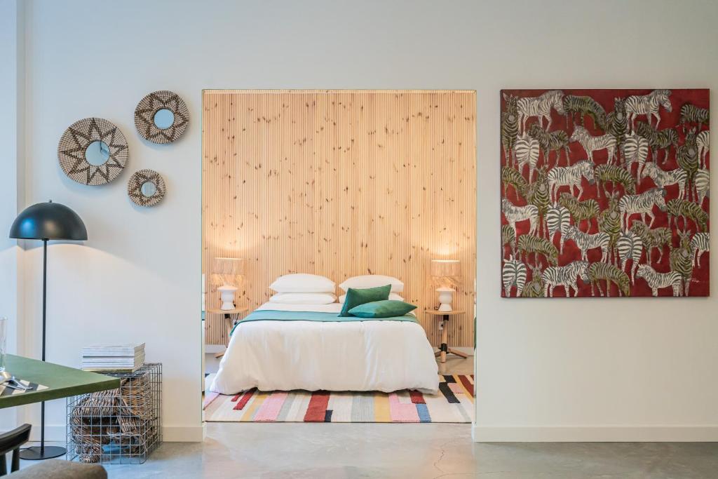 Un dormitorio con una cama y un cuadro en la pared. en Balcon del Centro - BIGLIVING, en Vigo