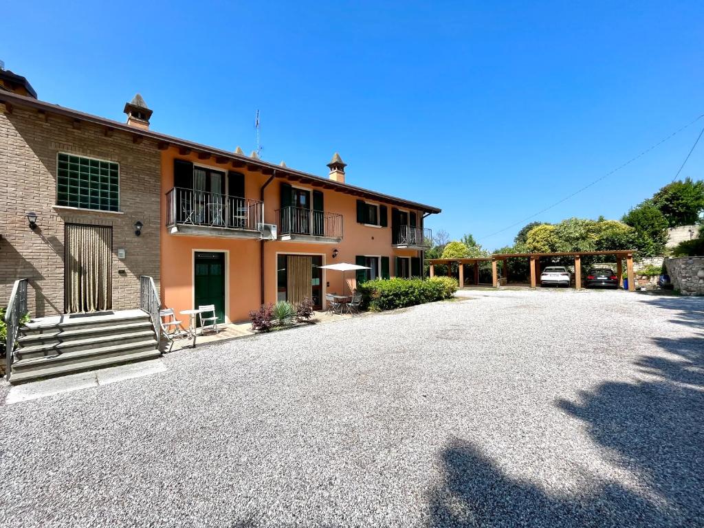 an empty driveway in front of a building at Residence la Lucciola in Lonato
