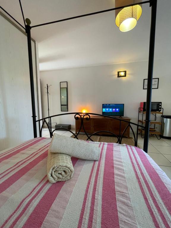1 dormitorio con cama con almohada en Prana Lodge Saint Gilles les Bains 800 m de la plage, en Saint-Gilles-les-Bains