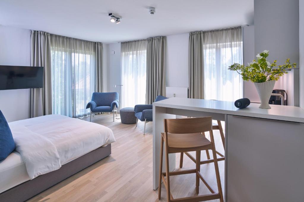 a bedroom with a bed and a table and chairs at Lüttjeod Apartmentvilla Lüttjeod Apartmentvilla 10 in Langeoog