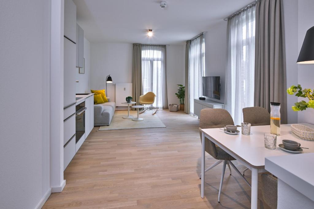 a living room with a dining table and a living room at Lüttjeod Apartmentvilla Lüttjeod Apartmentvilla 09 in Langeoog