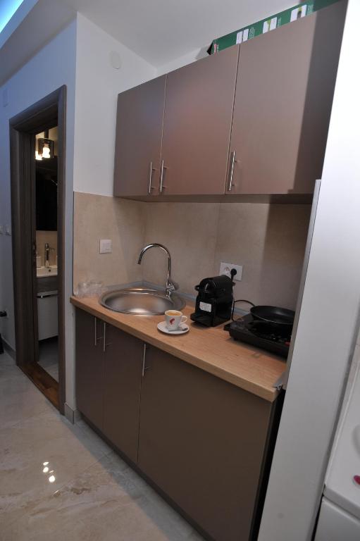 Kuchyň nebo kuchyňský kout v ubytování Jacuzzi Apartman De Lux - Cacak