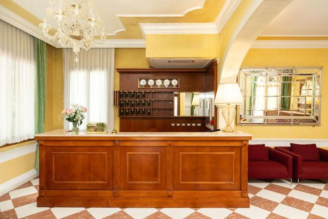a living room with aasteryasteryasteryasteryasteryasteryasteryasteryasteryasteryastery at Hotel Villa Cipro in Venice-Lido