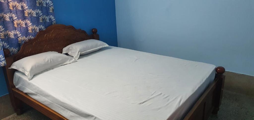 Ліжко або ліжка в номері Hallima Guest House Home Stay Purpose Nizam Colony