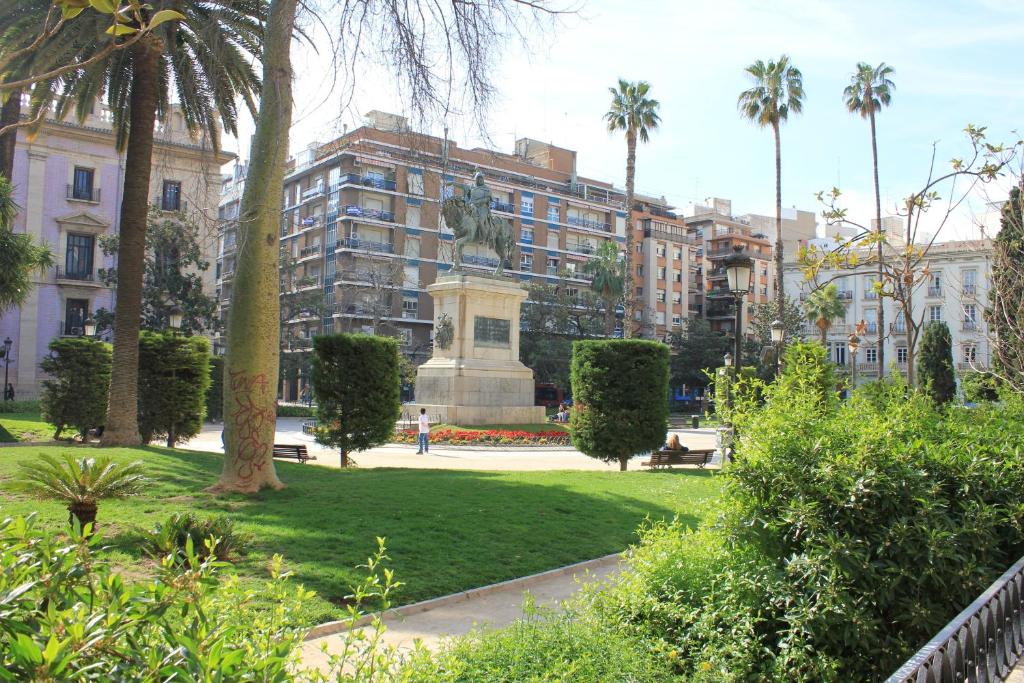 un parc avec une statue en face d'un bâtiment dans l'établissement Hi Valencia Boutique, à Valence
