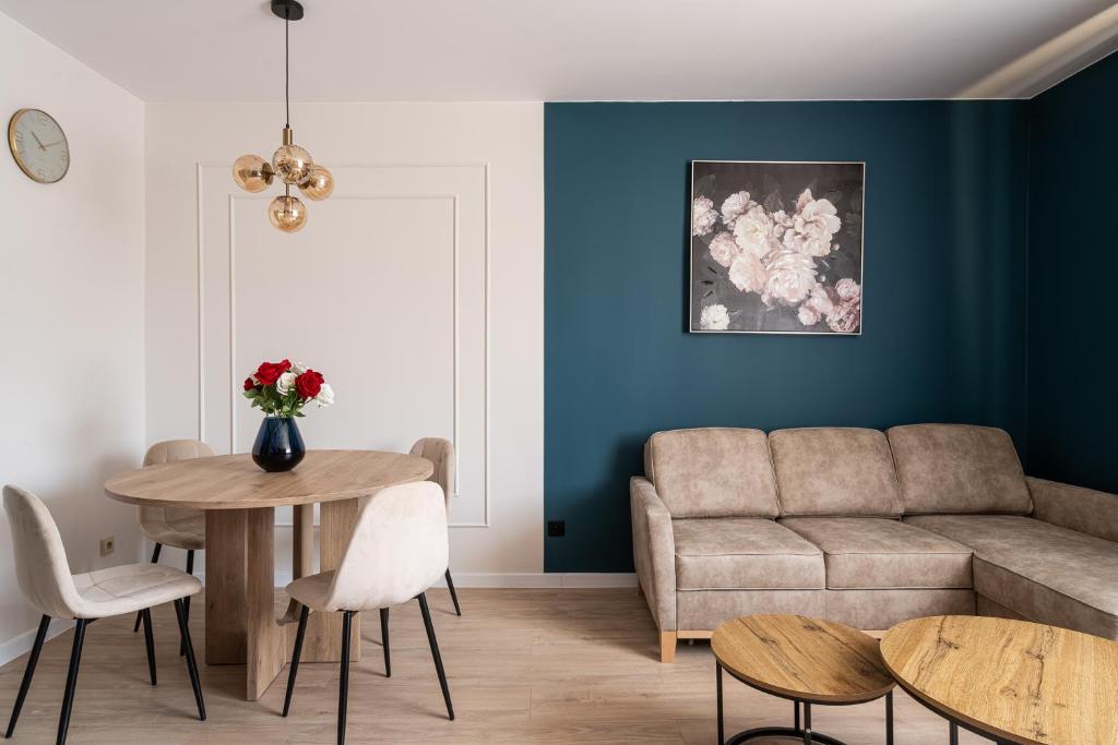 a living room with a couch and a table at RentPlanet - Apartament Piłsudskiego in Wrocław