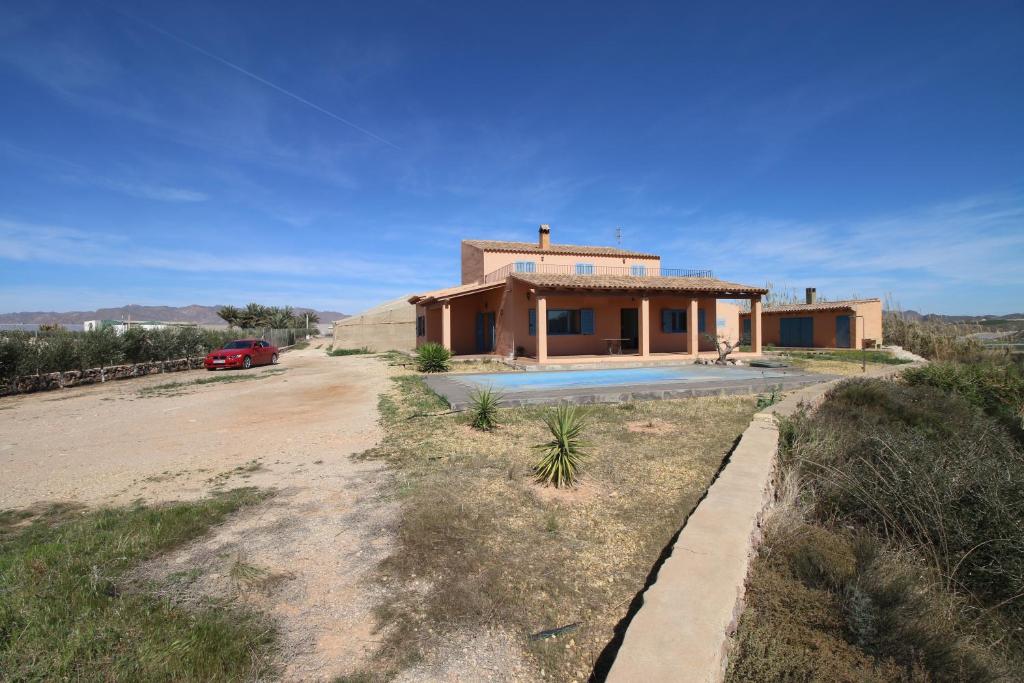 une maison au milieu d'un chemin de terre dans l'établissement RA694 Casa con piscina de 4 dormitorios, à Cuevas del Almanzora