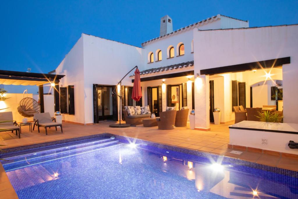 une villa avec une piscine la nuit dans l'établissement Villa del Alemán by Rental Olé, à Lo Mendigo