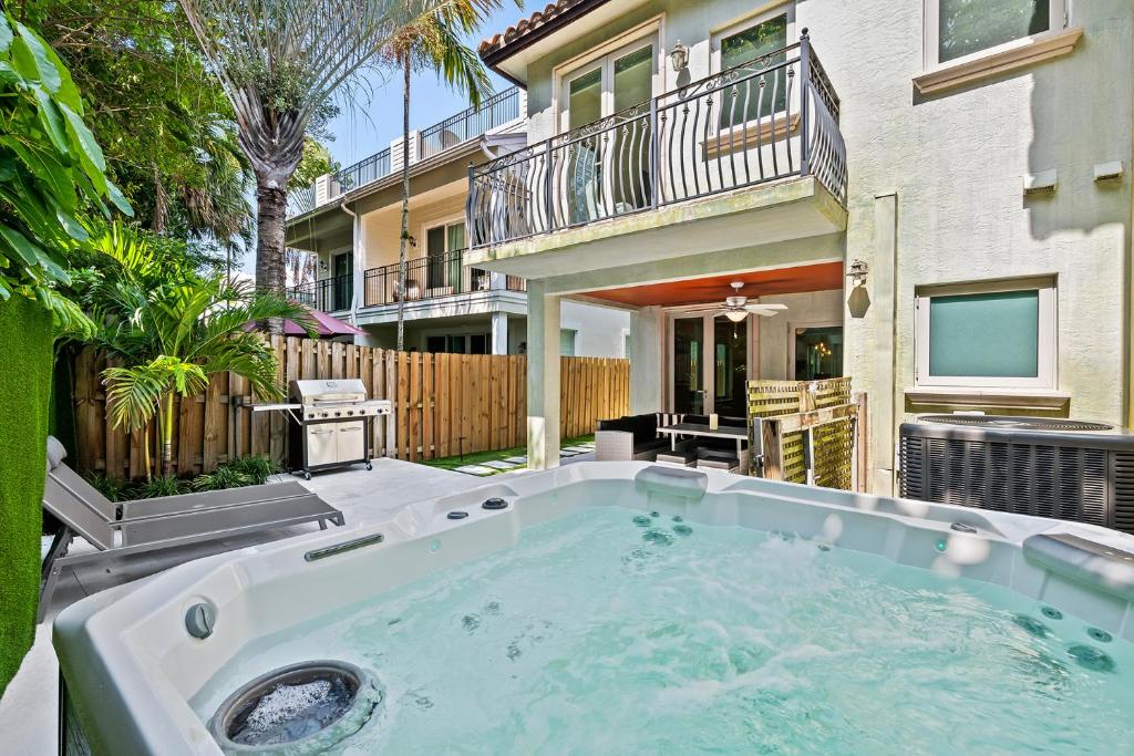 una bañera de hidromasaje en el patio trasero de una casa en Casa Central: In the Heart of Fort Lauderdale!, en Fort Lauderdale