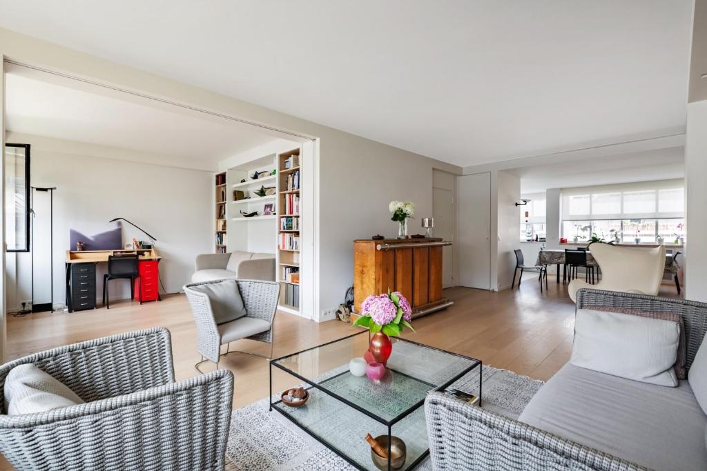un salon avec une table et des chaises dans l'établissement Veeve - Contemporary Heights, à Neuilly-sur-Seine