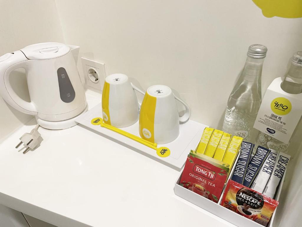 Příslušenství pro přípravu čaje a kávy v ubytování YELLO Hotel Paskal Bandung