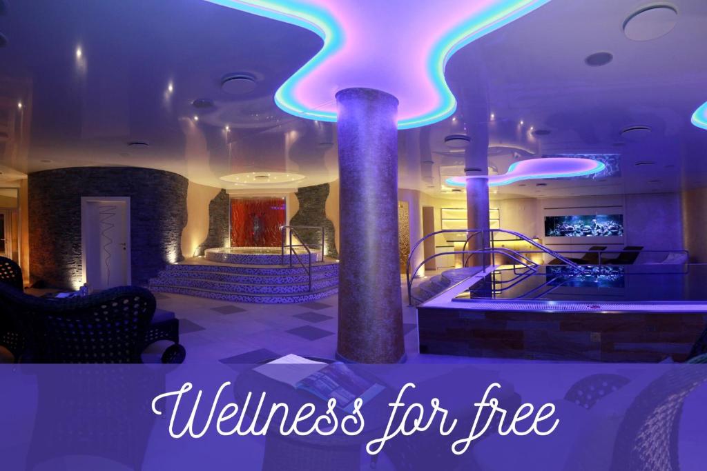 eine Hotellobby mit einem Schild, das kostenlosen Wellness liest in der Unterkunft Hotel Ambiente Wellness & Spa in Karlsbad