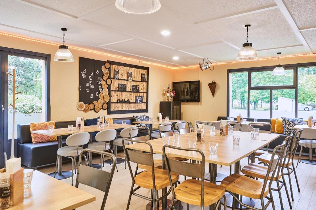 Restaurace v ubytování Kyriad Direct Le Bourget Gonesse
