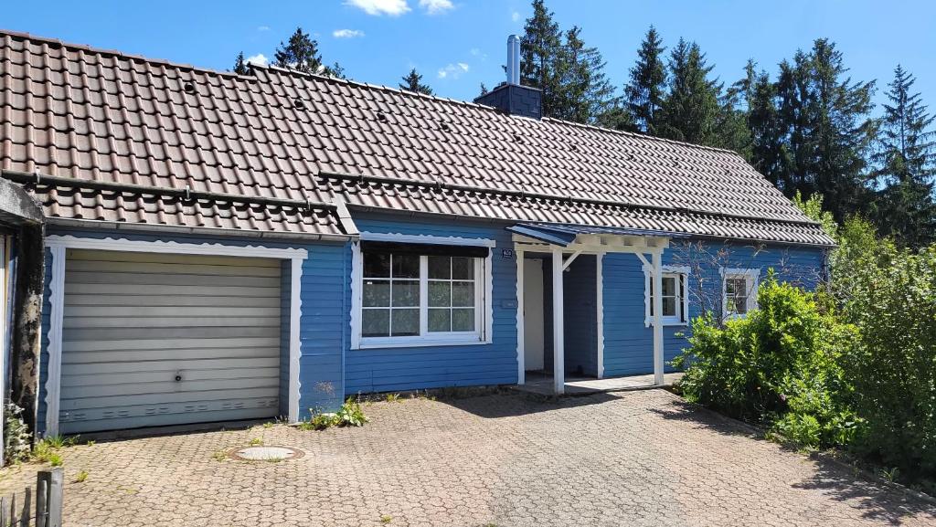 niebieski dom z garażem w obiekcie Ferienhaus Heart's Home Hahnenklee Harz w mieście Hahnenklee-Bockswiese