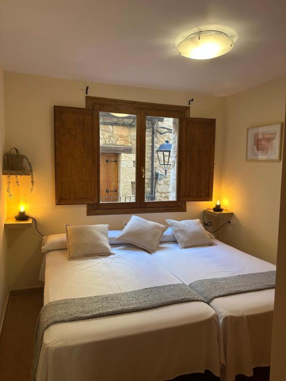 ein Schlafzimmer mit einem großen Bett mit zwei Kissen in der Unterkunft Apartamento La Fonteta in La Fresneda
