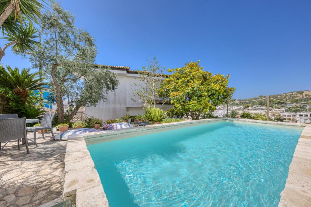 una piscina de agua azul en un patio en Villa Blu La Patronale en Castro di Lecce