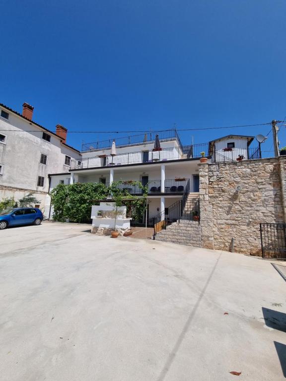 una casa con un estacionamiento delante de ella en Apartments Residenz Labinci - Einzeln Haus Casa Rustica, en Kaštelir