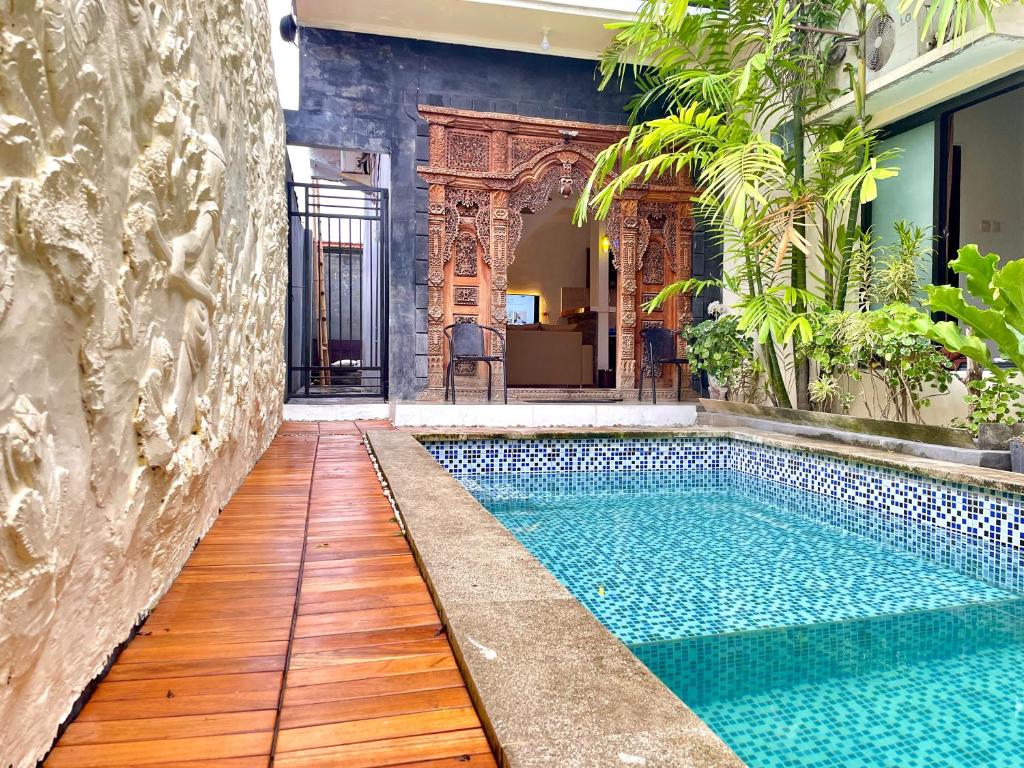 una piscina en medio de una casa en Satran Villa @ Kuta Bali, en Legian
