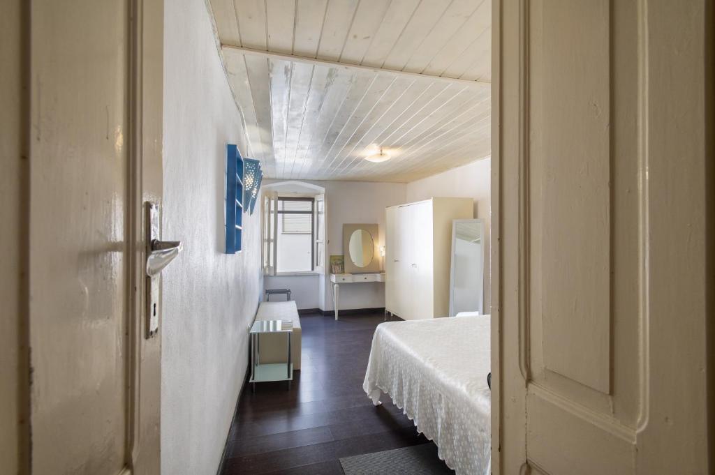 Habitación con 1 dormitorio con 1 cama y 1 mesa. en Da Silvio, en Villanova Monteleone