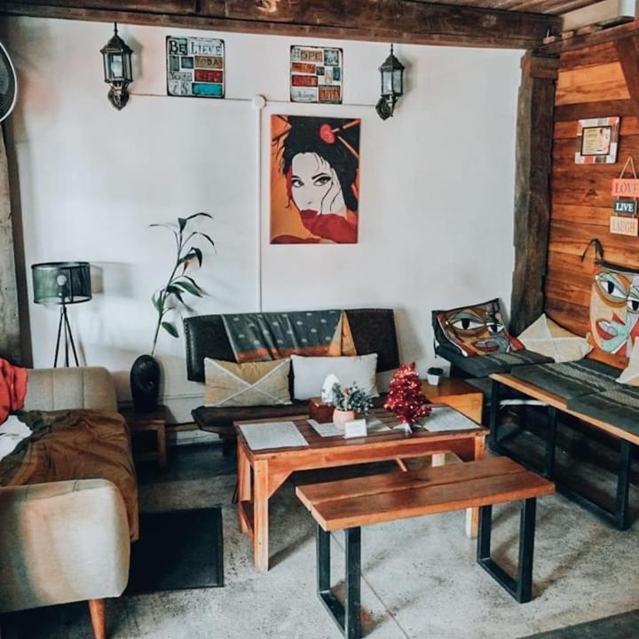 Posezení v ubytování The Cabin Backpackers Hostel & Bar