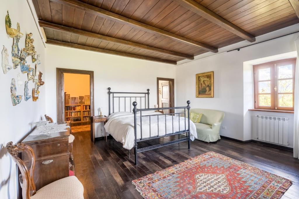 にあるVilla Sanguigniの木製の天井が特徴のベッドルーム1室(ベッド1台付)
