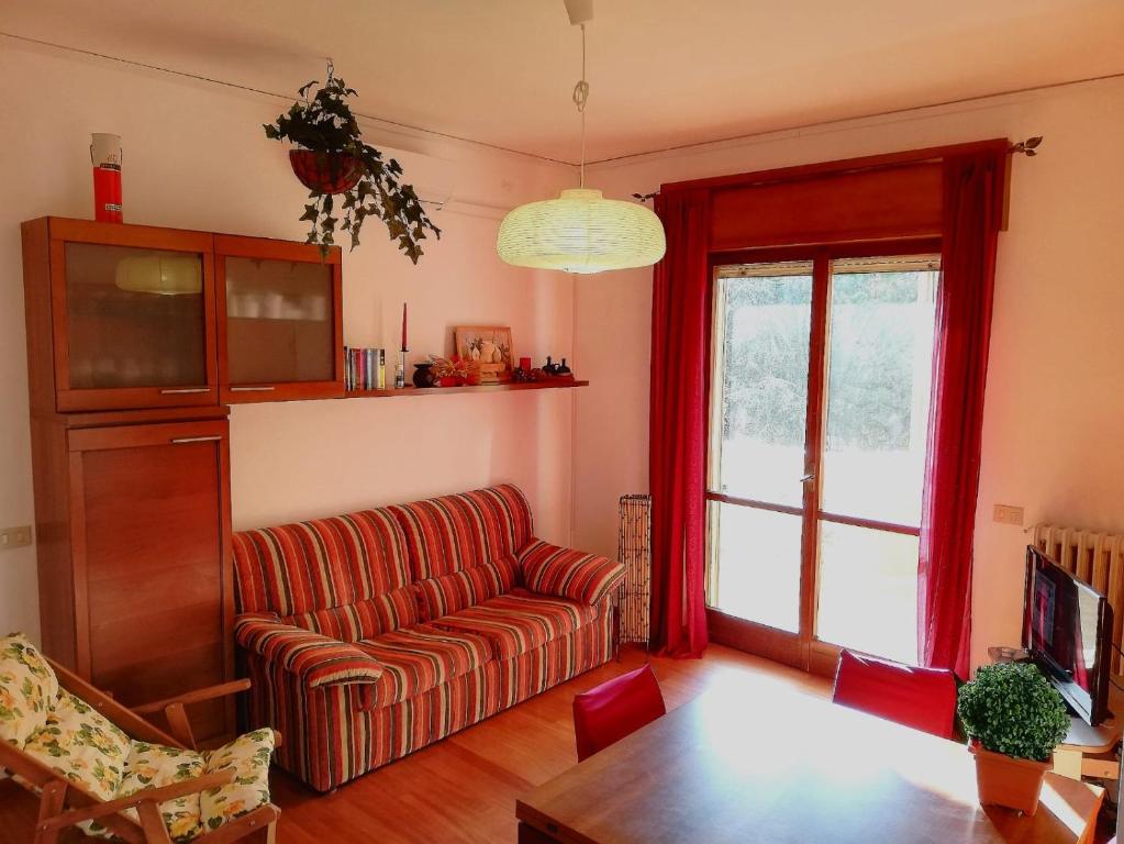 - un salon avec un canapé et une fenêtre dans l'établissement APPARTAMENTO STELLA MARINA, à Silvi Marina