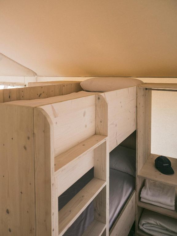 Palanda nebo palandy na pokoji v ubytování wecamp Cadaqués