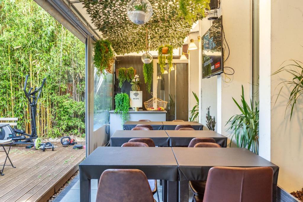 een rij tafels en stoelen in een restaurant bij Hostel & cia in Porto