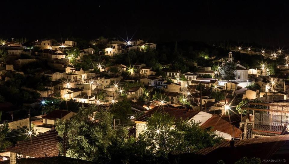 Nespecifikovaný výhled na destinaci Lofou nebo výhled na město při pohledu z venkovského domu