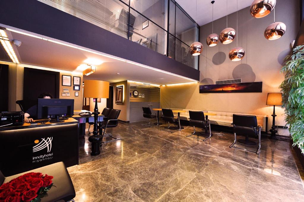 - un hall avec une salle d'attente avec des chaises et un bureau dans l'établissement Inncity Hotel Nisantasi, à Istanbul