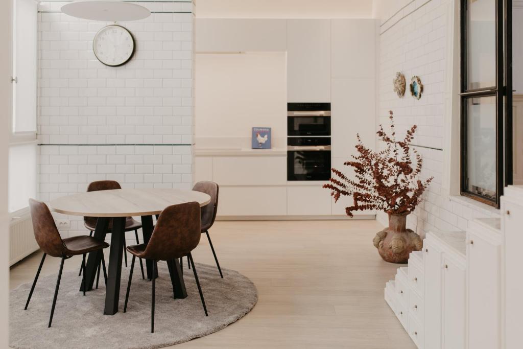 a dining room with a table and chairs at Blue Bird Residence Moriaan in Antwerp