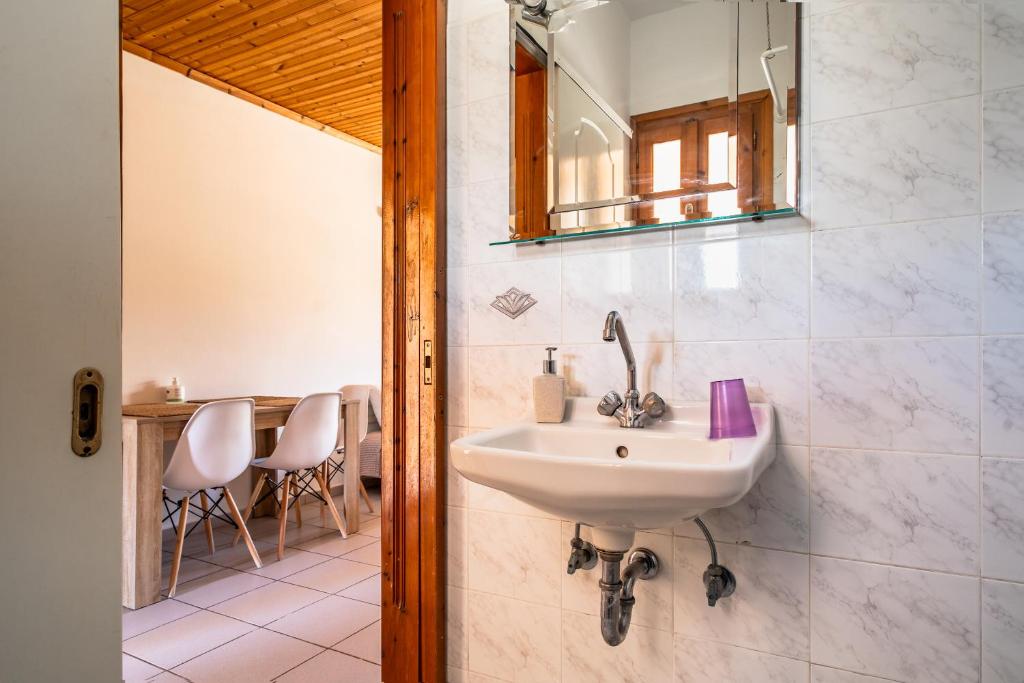 A bathroom at Marketos maisonette 4pax