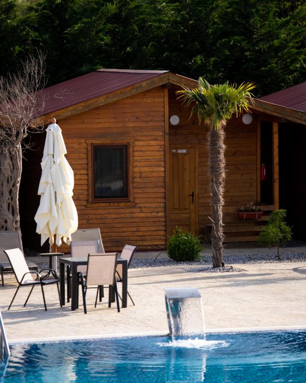 Bazén v ubytování Sunny Garden nebo v jeho okolí