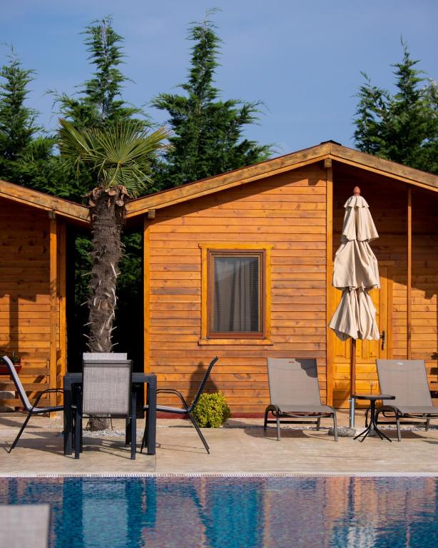 Bazén v ubytování Sunny Garden nebo v jeho okolí