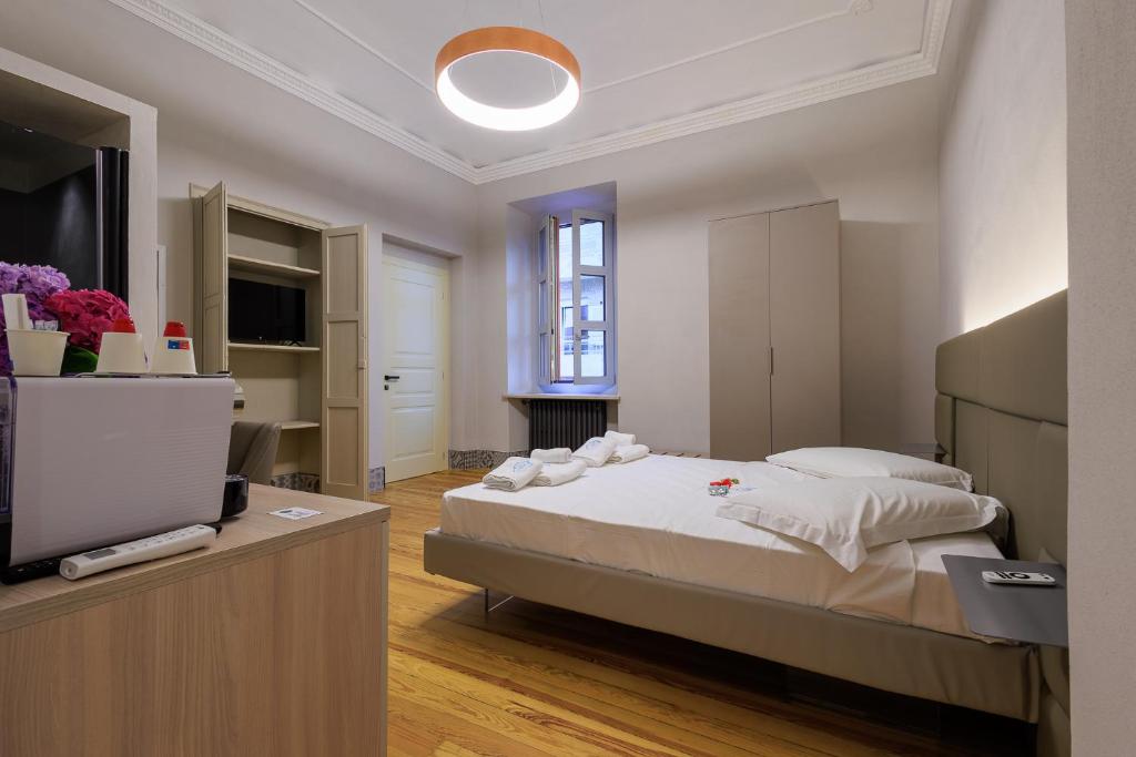 a bedroom with a bed and a flat screen tv at Gli Appartamentini del Bistrot dei Vinai in Cuneo