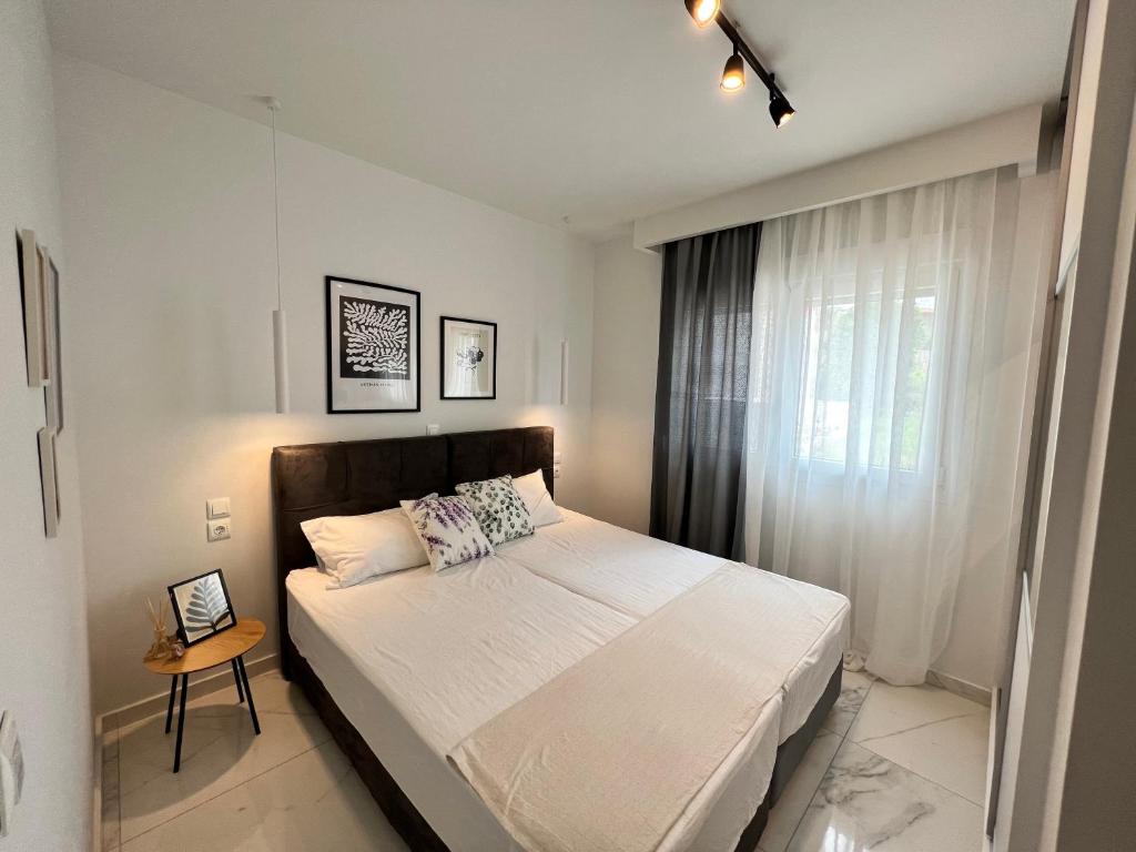 um quarto com uma cama e uma janela em Beachfront Villa Athina em Vergia