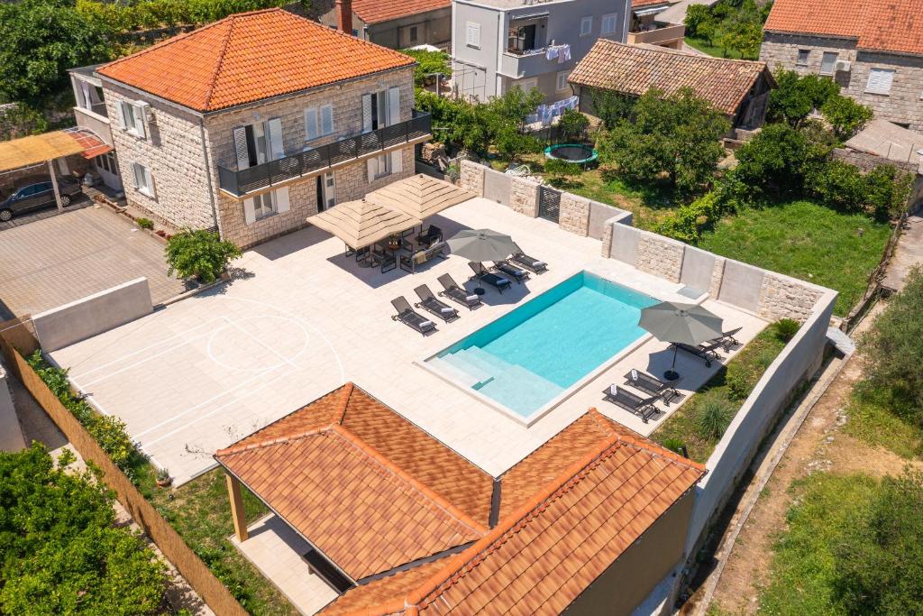 una vista aérea de una casa con piscina en Villa MarLea en Dubrovnik